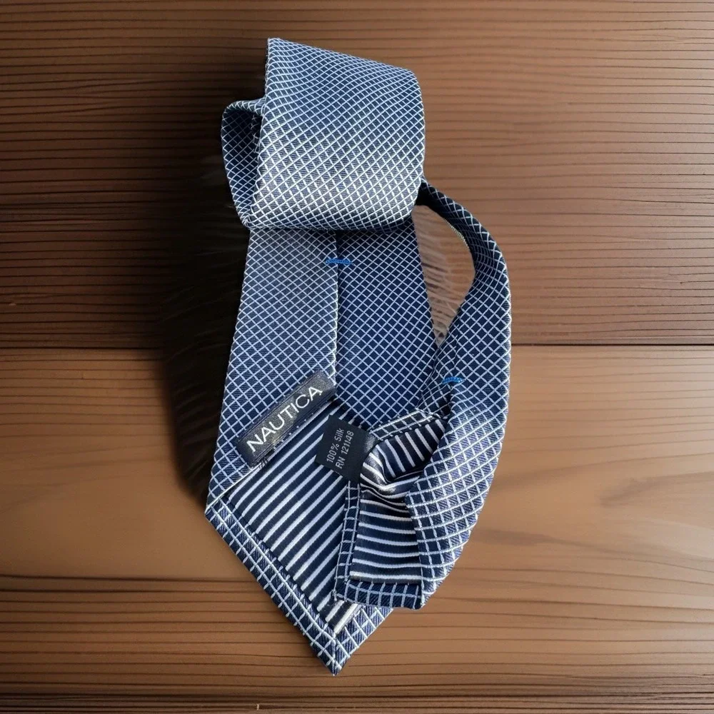 Nautica Men's Silk Tie Navy Blue White Geometric Diamond Pattern 3.5